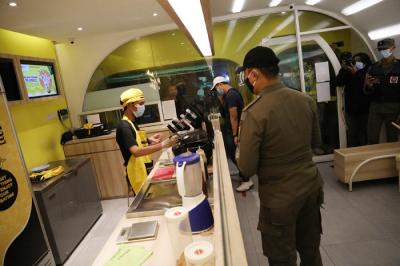 Petugas Satpol PP membubarkan aktivitas pedagang kaki lima dalam rangka pembatasan mobilitas di kawasan Sabang, Jakarta, Senin (21/6/2021).