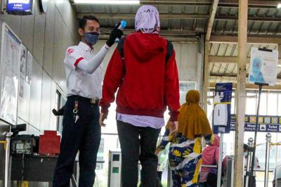Petugas PT KAI Commuter melakukan tes antigen kepada calon penumpang di Stasiun Manggarai, Jakarta, Senin (21/6/2021).