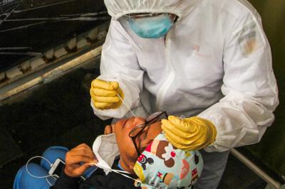 Petugas PT KAI Commuter melakukan tes antigen kepada calon penumpang di Stasiun Manggarai, Jakarta, Senin (21/6/2021).