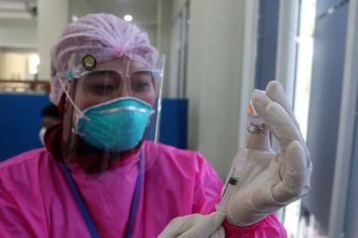 Tenaga Kesehatan menyuntikkan vaksin Covid-19 Sinovac kepada mahasiswa di Sentra Vaksinasi Covid-19 Indonesia Bangkit, Jakarta, Selasa (22/6/2021).