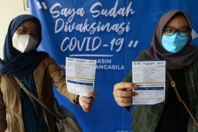 Tenaga Kesehatan menyuntikkan vaksin Covid-19 Sinovac kepada mahasiswa di Sentra Vaksinasi Covid-19 Indonesia Bangkit, Jakarta, Selasa (22/6/2021).