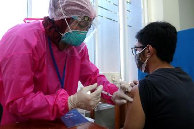Tenaga Kesehatan menyuntikkan vaksin Covid-19 Sinovac kepada mahasiswa di Sentra Vaksinasi Covid-19 Indonesia Bangkit, Jakarta, Selasa (22/6/2021).