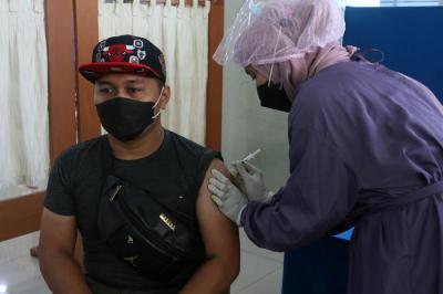 Tenaga Kesehatan menyuntikkan vaksin Covid-19 Sinovac kepada mahasiswa di Sentra Vaksinasi Covid-19 Indonesia Bangkit, Jakarta, Selasa (22/6/2021).