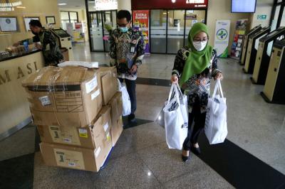 Kepala BP Jamsostek Surabaya Rungkut Rudi Susanto (kanan) menyerahkan bantuan APD Covid-19 lengkap di RSI Jemursari Surabaya, Jawa Timur, Rabu (23/6/2021).