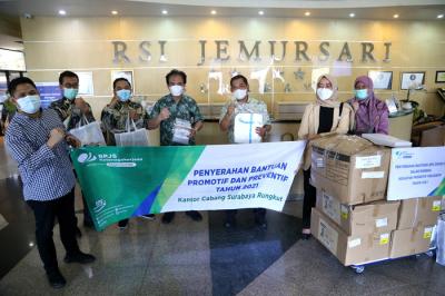 Kepala BP Jamsostek Surabaya Rungkut Rudi Susanto (kanan) menyerahkan bantuan APD Covid-19 lengkap di RSI Jemursari Surabaya, Jawa Timur, Rabu (23/6/2021).
