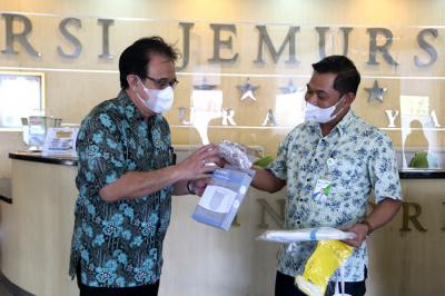 Kepala BP Jamsostek Surabaya Rungkut Rudi Susanto (kanan) menyerahkan bantuan APD Covid-19 lengkap di RSI Jemursari Surabaya, Jawa Timur, Rabu (23/6/2021).