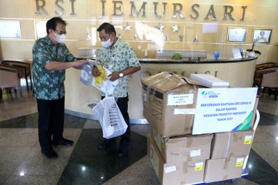 Kepala BP Jamsostek Surabaya Rungkut Rudi Susanto (kanan) menyerahkan bantuan APD Covid-19 lengkap di RSI Jemursari Surabaya, Jawa Timur, Rabu (23/6/2021).