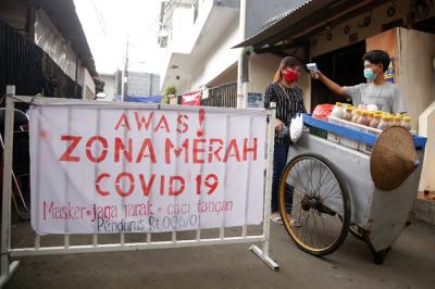 Warga beraktivitas saat penerapan mikro lockdown di zona merah Covid-19, Gandaria Selatan, Jakarta, Rabu (23/6/2021).