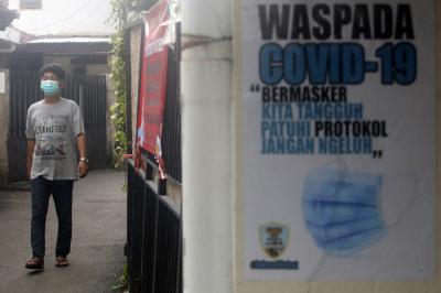 Warga beraktivitas saat penerapan mikro lockdown di zona merah Covid-19, Gandaria Selatan, Jakarta, Rabu (23/6/2021).