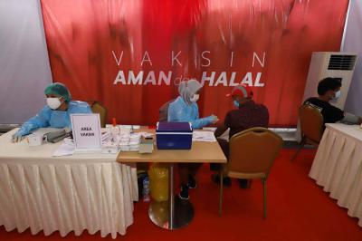 Polda Metro Jaya bersama dengan Mayora Group dan Kemenkes menjalankan program vaksinasi massal dengan tema â€œNyok! Kite Vaksinâ€.