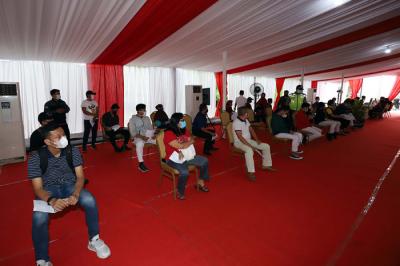 Polda Metro Jaya bersama dengan Mayora Group dan Kemenkes menjalankan program vaksinasi massal dengan tema â€œNyok! Kite Vaksinâ€.