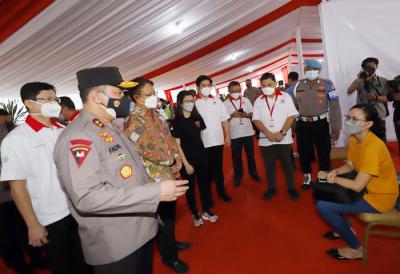 Polda Metro Jaya bersama dengan Mayora Group dan Kemenkes menjalankan program vaksinasi massal dengan tema â€œNyok! Kite Vaksinâ€.