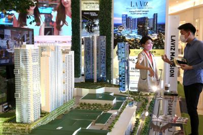 Pembukaan Pakuwon Group Property Exhibition di Fashion Atrium Pakuwon Mall Surabaya, Jawa Timur, Rabu (23/6/2021).