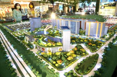 Pembukaan Pakuwon Group Property Exhibition di Fashion Atrium Pakuwon Mall Surabaya, Jawa Timur, Rabu (23/6/2021).