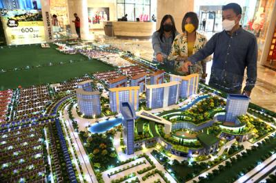 Pembukaan Pakuwon Group Property Exhibition di Fashion Atrium Pakuwon Mall Surabaya, Jawa Timur, Rabu (23/6/2021).