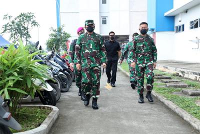 Panglima TNI Marsekal TNI Hadi Tjahjanto melakukan Inspeksi Mendadak (Sidak) di Rumah Susun Nagrak di Cilincing, Jakarta Utara, Rabu (23/6/2021).