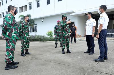 Panglima TNI Marsekal TNI Hadi Tjahjanto melakukan Inspeksi Mendadak (Sidak) di Rumah Susun Nagrak di Cilincing, Jakarta Utara, Rabu (23/6/2021).