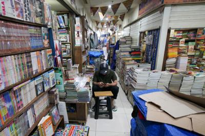 Penjual buku menunggu pembeli yang mulai sepi di kawasan Jakarta Selatan, Rabu (23/6/2021).