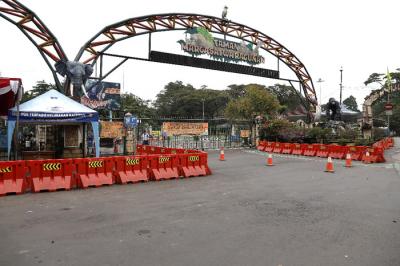 Spanduk bertuliskan 'Tutup Sementara' terpasang di gerbang masuk Taman Margasatwa Ragunan, Rabu (23/6/2021).