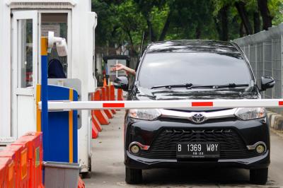 Kendaraan saat membayar parkir di kawasan IRTI Monas, Jakarta Pusat, Rabu (23/6/2021).