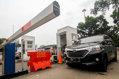 Kendaraan saat membayar parkir di kawasan IRTI Monas, Jakarta Pusat, Rabu (23/6/2021).