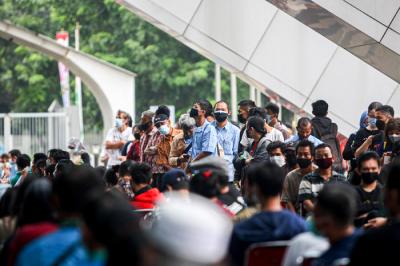 Puluhan warga antre menunggu giliran registrasi vaksinasi di Jakarta International Equestrian Park, Jakarta Timur, Rabu (23/6/2021).
