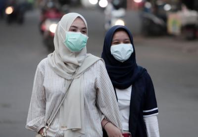 Warga mengenakan masker saat beraktivitas diluar rumah di kawasan, Puri Gading, Kota Bekasi, Jawa Barat, Kamis (24/6/2021).