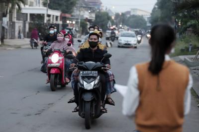 Warga mengenakan masker saat beraktivitas diluar rumah di kawasan, Puri Gading, Kota Bekasi, Jawa Barat, Kamis (24/6/2021).