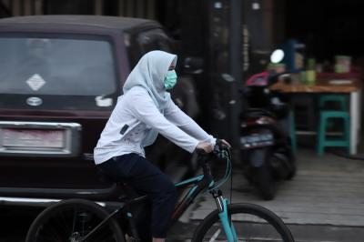 Warga mengenakan masker saat beraktivitas diluar rumah di kawasan, Puri Gading, Kota Bekasi, Jawa Barat, Kamis (24/6/2021).