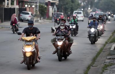Warga mengenakan masker saat beraktivitas diluar rumah di kawasan, Puri Gading, Kota Bekasi, Jawa Barat, Kamis (24/6/2021).