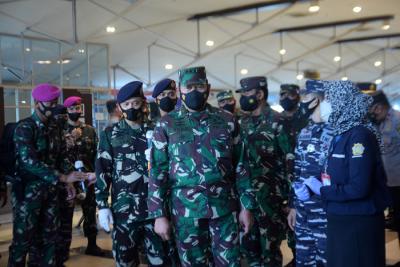 Kepala Staf Angkatan Laut Laksamana TNI Yudo Margono meninjau Serbuan Vaksinasi TNI di Pelabuhan Tanjung Emas, Semarang, Jawa Tengah, Kamis (24/6/2021).