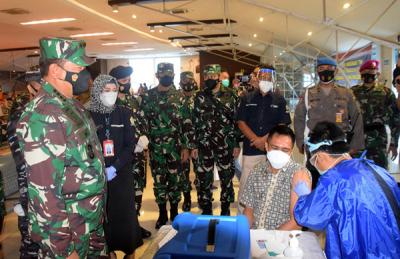 Kepala Staf Angkatan Laut Laksamana TNI Yudo Margono meninjau Serbuan Vaksinasi TNI di Pelabuhan Tanjung Emas, Semarang, Jawa Tengah, Kamis (24/6/2021).