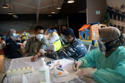 Kepala Staf Angkatan Laut Laksamana TNI Yudo Margono meninjau Serbuan Vaksinasi TNI di Pelabuhan Tanjung Emas, Semarang, Jawa Tengah, Kamis (24/6/2021).