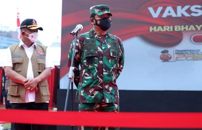 Vaksinasi massal dalam rangka Hari Bhayangkara ke-75 Tahun 2021 di Lapangan Bhayangkara, Jakarta Selatan, Kamis (24/6/2021).