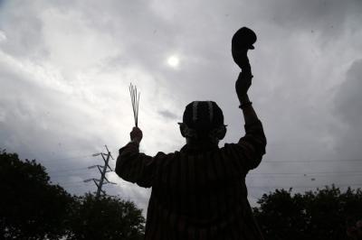 Pawang hujan asal Surabaya Mbah Purnomo atau Mbah Ghofur melakukan ritual di Lapangan Prapat Kurung, Surabaya, Jawa Timur, Kamis (24/6/2021).