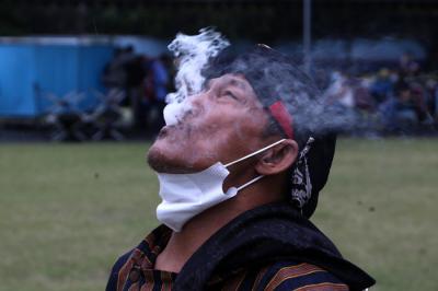 Pawang hujan asal Surabaya Mbah Purnomo atau Mbah Ghofur melakukan ritual di Lapangan Prapat Kurung, Surabaya, Jawa Timur, Kamis (24/6/2021).