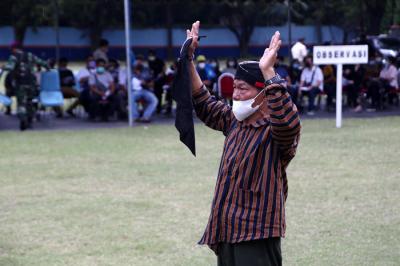 Pawang hujan asal Surabaya Mbah Purnomo atau Mbah Ghofur melakukan ritual di Lapangan Prapat Kurung, Surabaya, Jawa Timur, Kamis (24/6/2021).