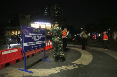 Petugas gabungan melakukan penyekatan di kawasan Kemang, Jakarta Selatan, Rabu (23/6/2021).