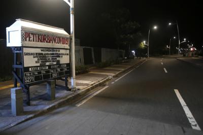 Petugas gabungan melakukan penyekatan di kawasan Kemang, Jakarta Selatan, Rabu (23/6/2021).