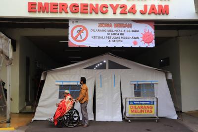 Petugas kesehatan menyiapkan peralatan medis saat akan menangani pasien Covid-19 di dalam tenda darurat UGD RS Cengkareng, Jakarta Barat, Kamis (24/6/2021).