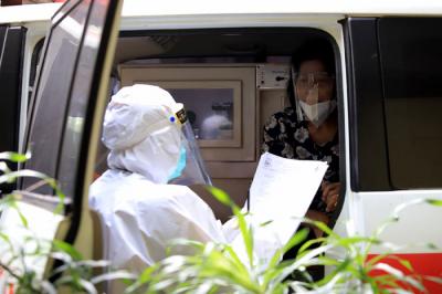 Petugas kesehatan menyiapkan peralatan medis saat akan menangani pasien Covid-19 di dalam tenda darurat UGD RS Cengkareng, Jakarta Barat, Kamis (24/6/2021).