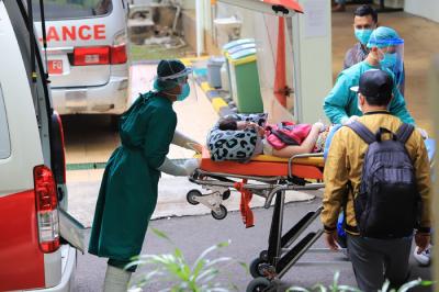 Petugas kesehatan menyiapkan peralatan medis saat akan menangani pasien Covid-19 di dalam tenda darurat UGD RS Cengkareng, Jakarta Barat, Kamis (24/6/2021).