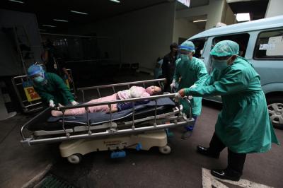 Petugas kesehatan menyiapkan peralatan medis saat akan menangani pasien Covid-19 di dalam tenda darurat UGD RS Cengkareng, Jakarta Barat, Kamis (24/6/2021).