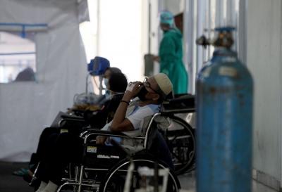 Petugas kesehatan menyiapkan peralatan medis saat akan menangani pasien Covid-19 di dalam tenda darurat UGD RS Cengkareng, Jakarta Barat, Kamis (24/6/2021).