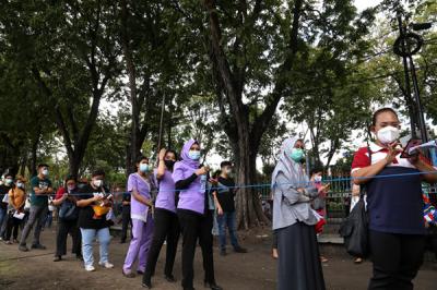 Serbuan Vaksinasi bagi masyarakat Pelabuhan Tanjung Perak di Lapangan Prapat Kurung, Surabaya, Jawa Timur, Kamis (24/6/2021).