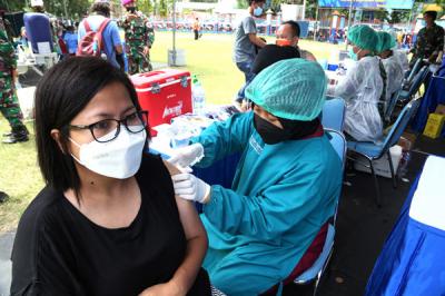 Serbuan Vaksinasi bagi masyarakat Pelabuhan Tanjung Perak di Lapangan Prapat Kurung, Surabaya, Jawa Timur, Kamis (24/6/2021).
