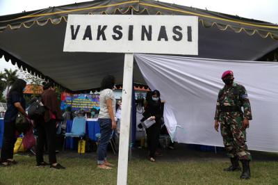 Serbuan Vaksinasi bagi masyarakat Pelabuhan Tanjung Perak di Lapangan Prapat Kurung, Surabaya, Jawa Timur, Kamis (24/6/2021).
