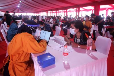 Warga melakukan vaksinasi massal Covid-19 di Lapangan Bhayangkara, Jakarta Selatan, Kamis (24/6/2021).