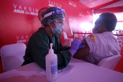 Warga melakukan vaksinasi massal Covid-19 di Lapangan Bhayangkara, Jakarta Selatan, Kamis (24/6/2021).