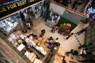Suasana penjualan vitamin dan alat kesehatan di Pasar Pramuka, Jakarta, Jumat (25/6/2021).